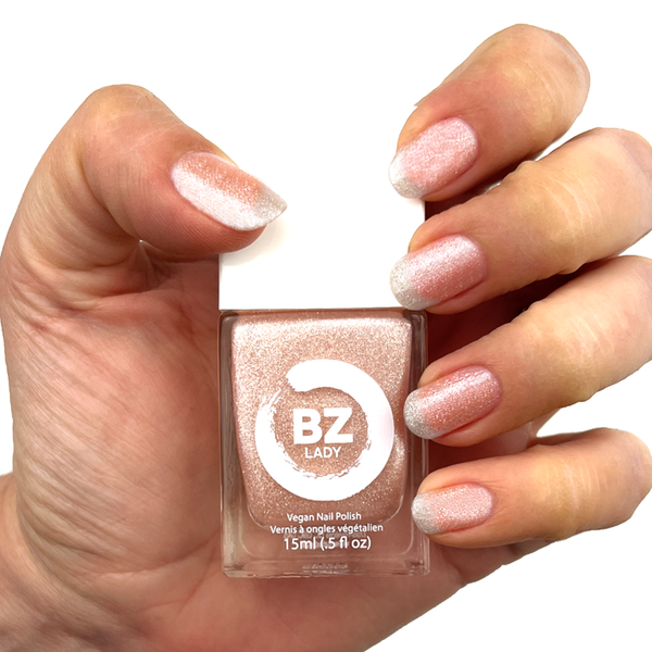 Vernis à ongles végan non-toxique beige rosé translucide avec brillants BZ Lady Verona